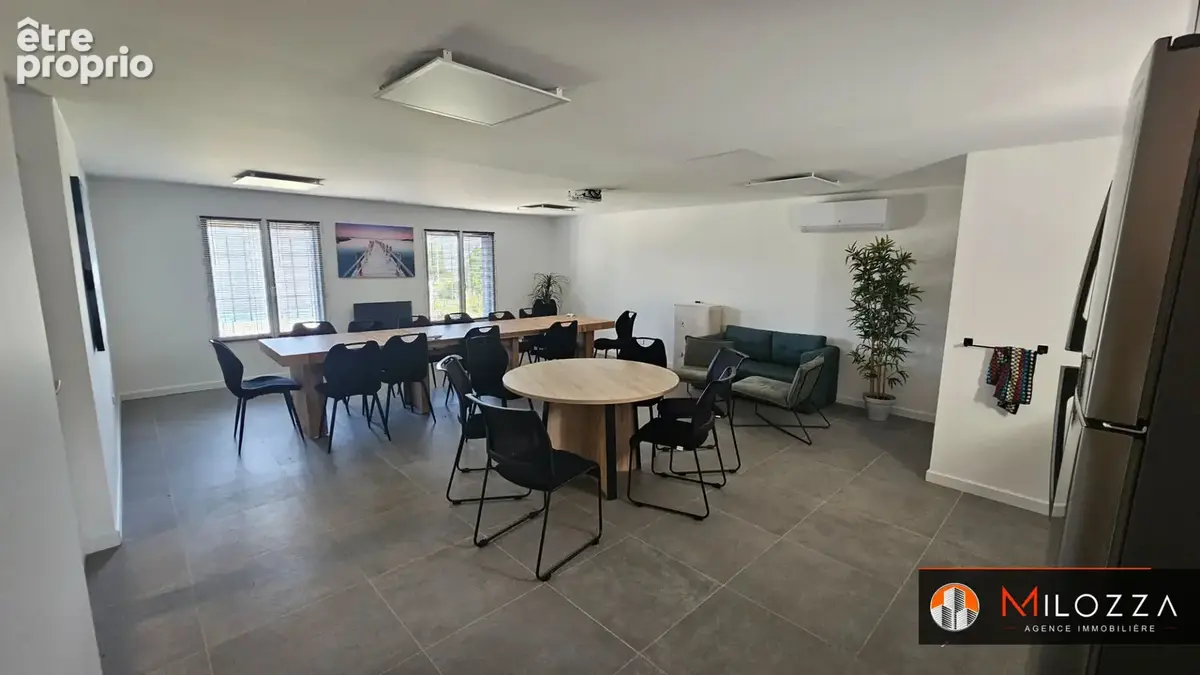 Local d'activité 284 m² - Saint-Quentin-Fallavier - entrepôt et bureaux - photo 4