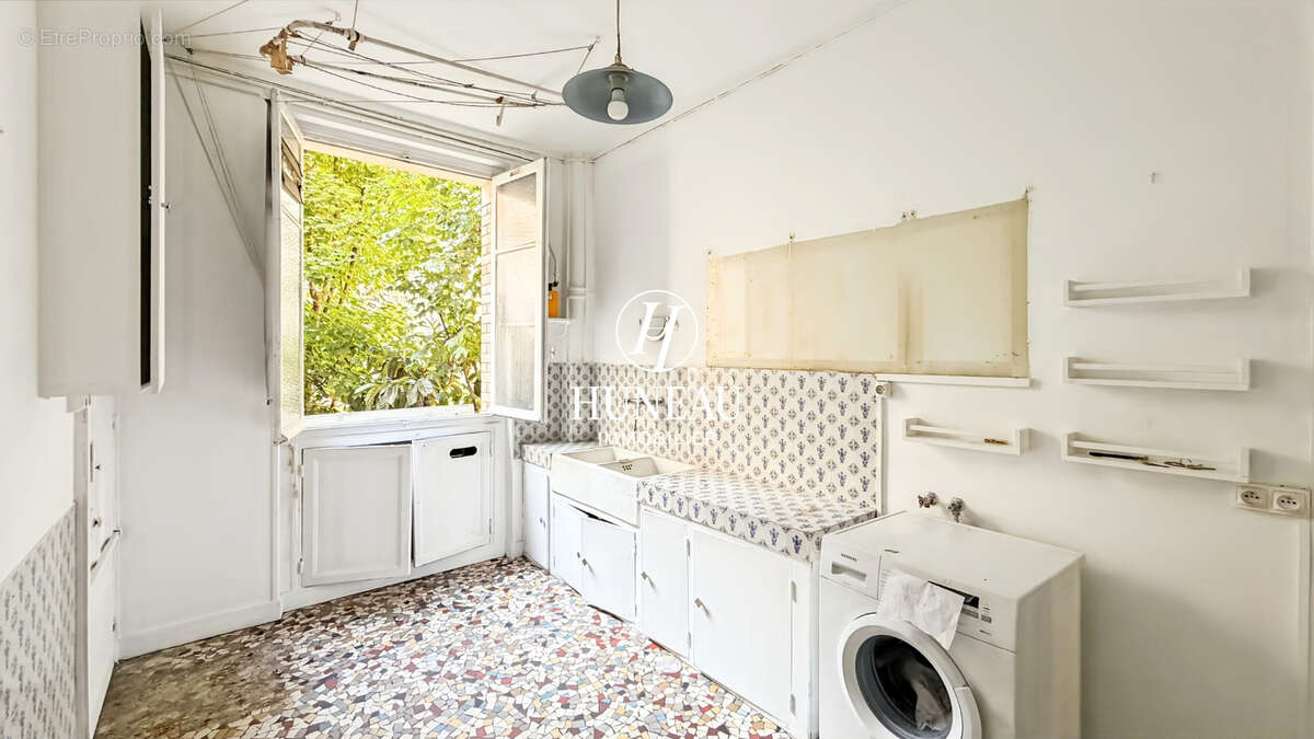 Appartement avec de beaux volumes, beaucoup de potentiel et une chambre de service - photo 8