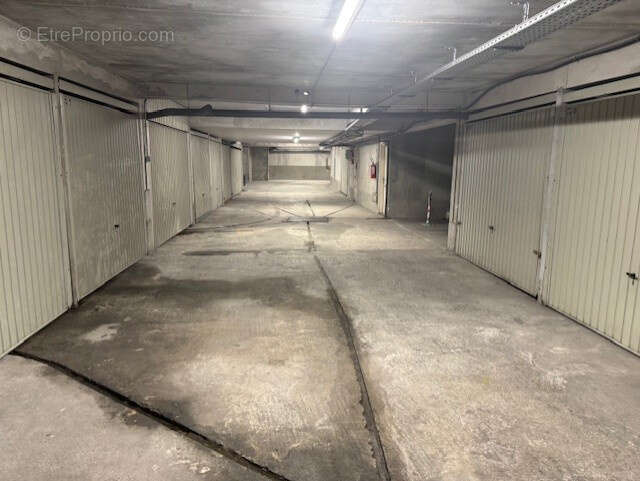 Parking à VILLENEUVE-LOUBET