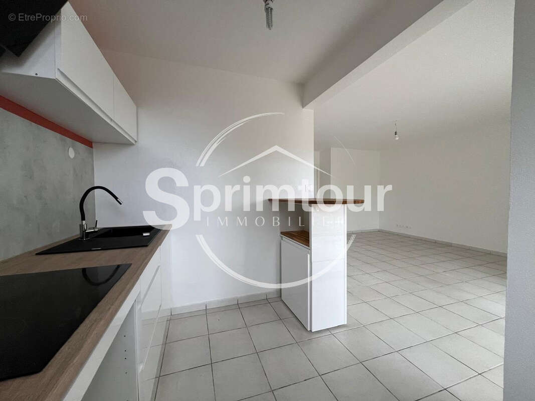 SAINT-CLAUDE - Appartement T3 rénové avec terrasse dans une résidence sécurisée avec piscine - photo 6