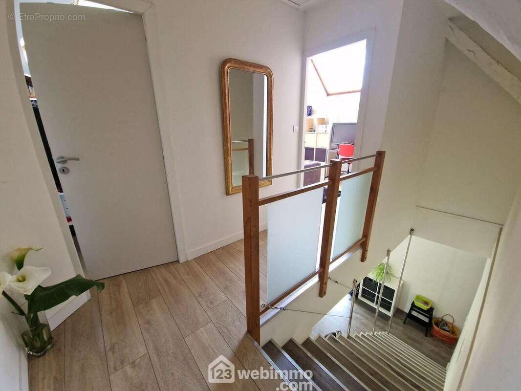 Palier de l&#039;étage distribuant les 3 chambres, la salle d&#039;eau et le wc du haut. - Maison à LE GIROUARD