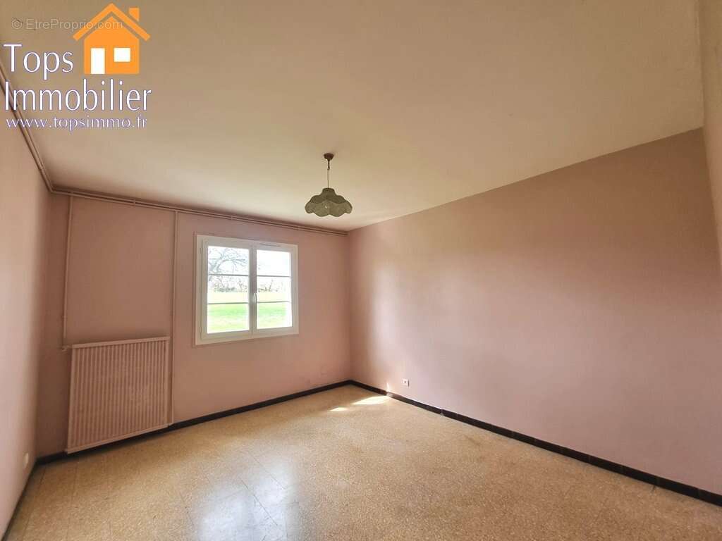 Maison de plain pied avec terrain et petite dépendance - photo 6