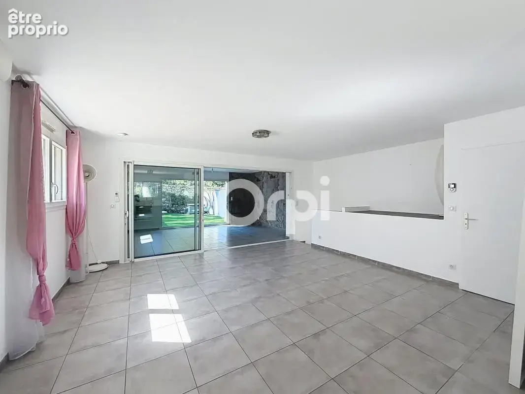 ** Maison 3 pièces 88 m2 + remise 24 m2 - Stationnements et jardin ** - photo 4