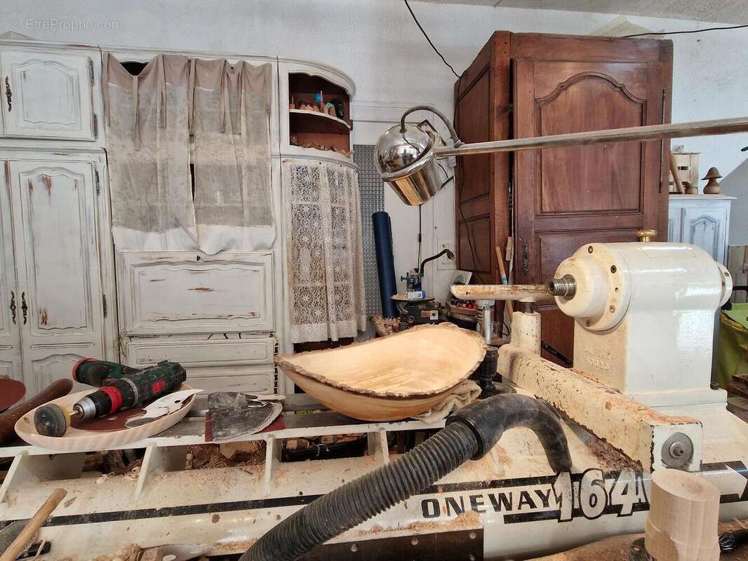 actuellement  Boutique tournage sur bois. - Maison à LE BUGUE