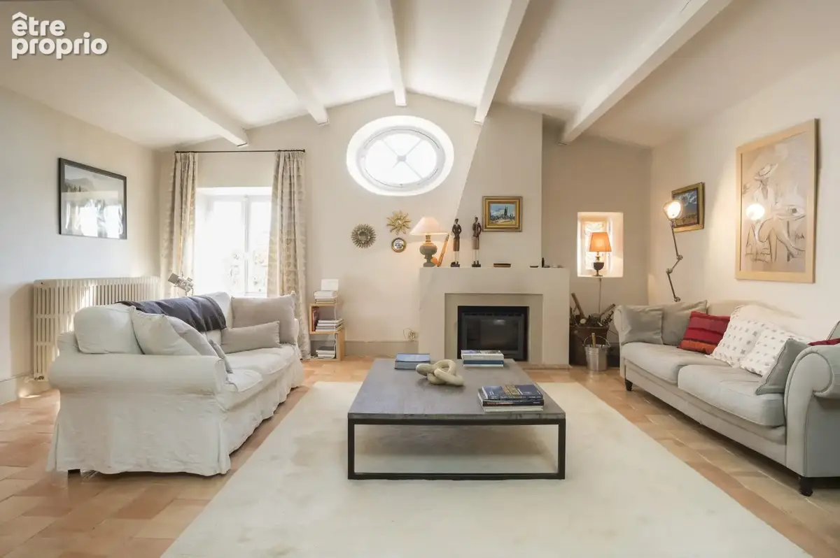 Dickjan POPPEMA d'eXp France vous propose un bel appartement sur une domaine viticole