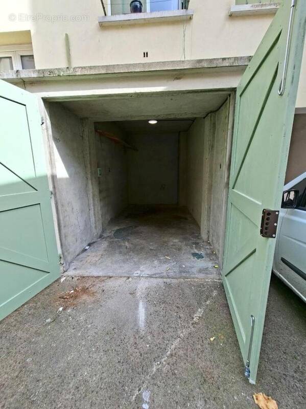 Photo 1 - Parking à VILLEURBANNE