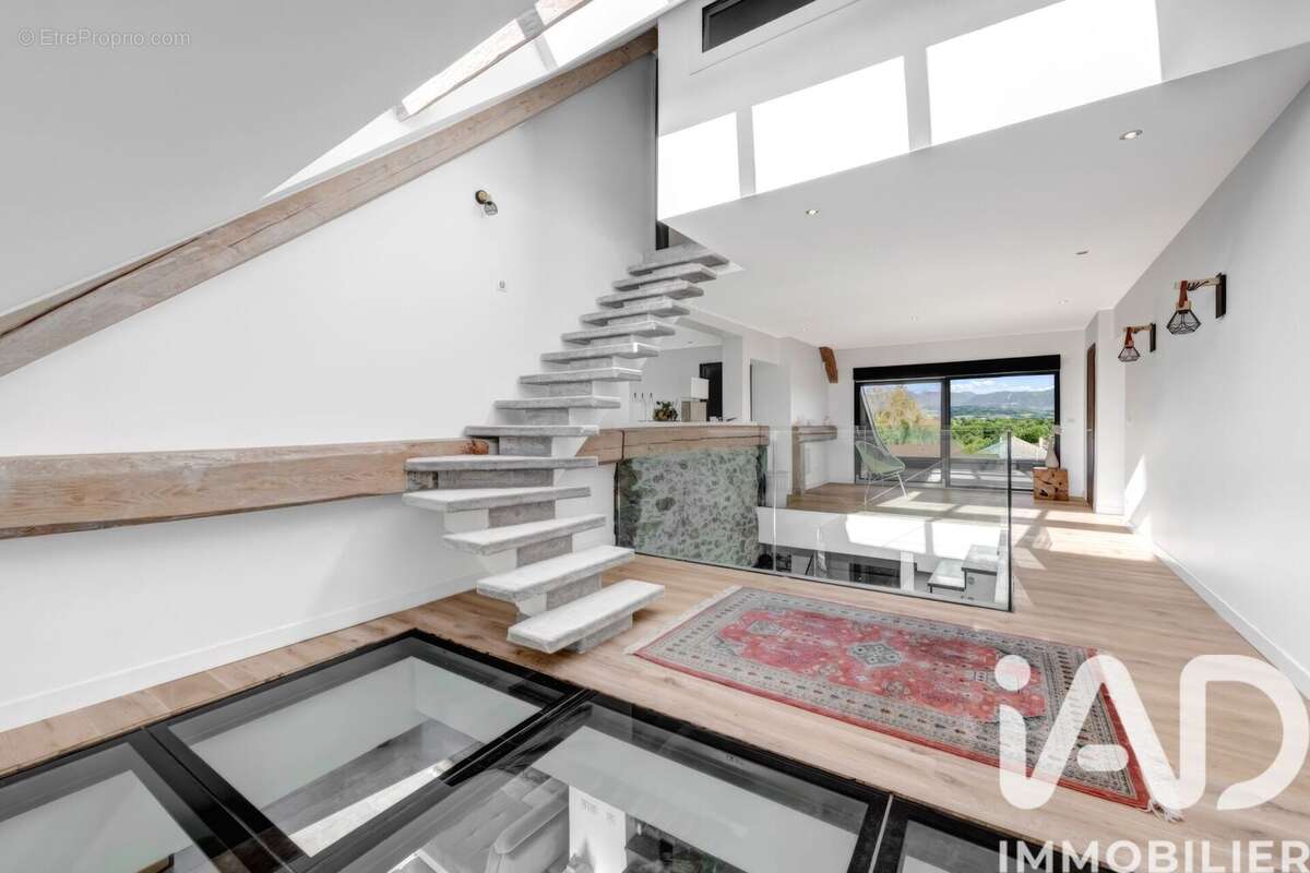 Maison 322 m² à Cuvat  - photo 9