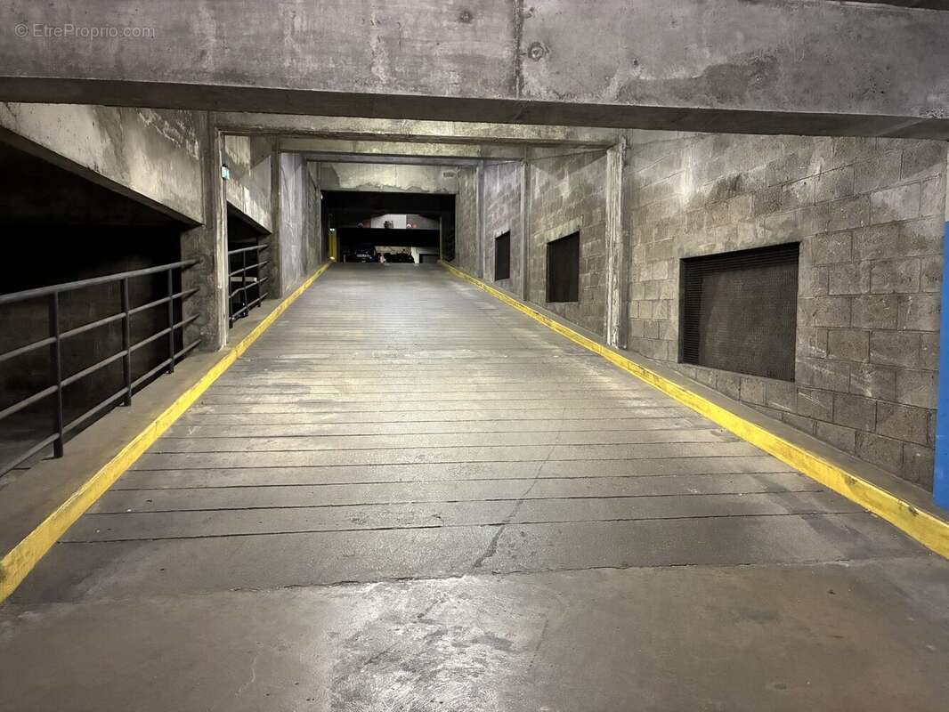 Parking à PARIS-11E