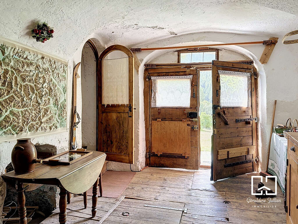 Névache - Authentique maison de village avec terrain et garage - photo 10