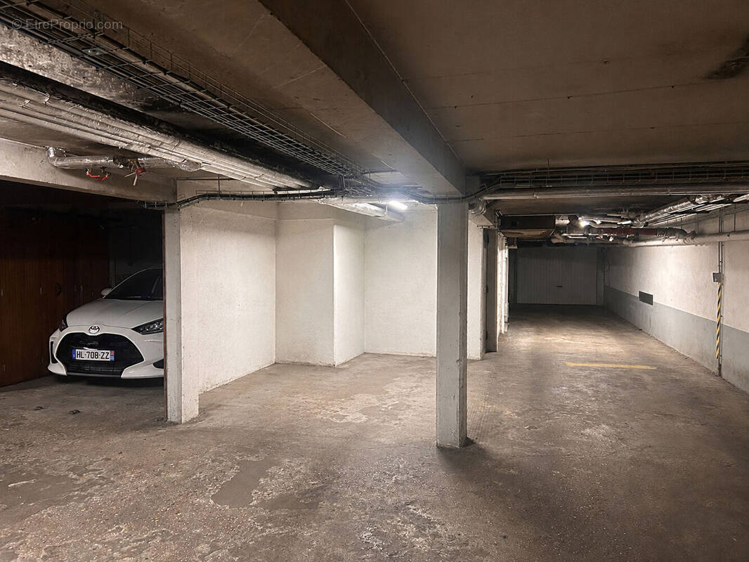 Parking à PARIS-16E