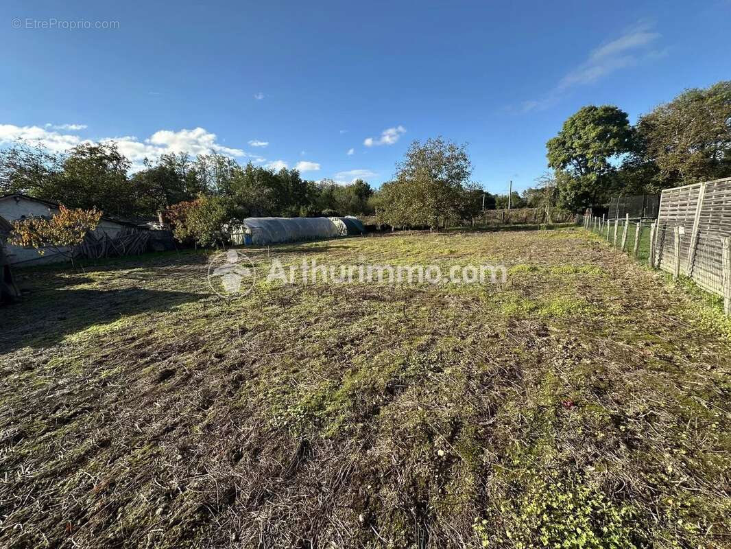 Terrain à SAINT-ASTIER