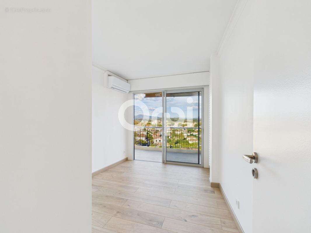 Cannes marina - renove - etage eleve - t4 traversant - orientation sud ouest nord - photo 10