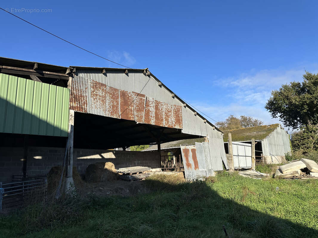 Parking à SAINT-LORMEL