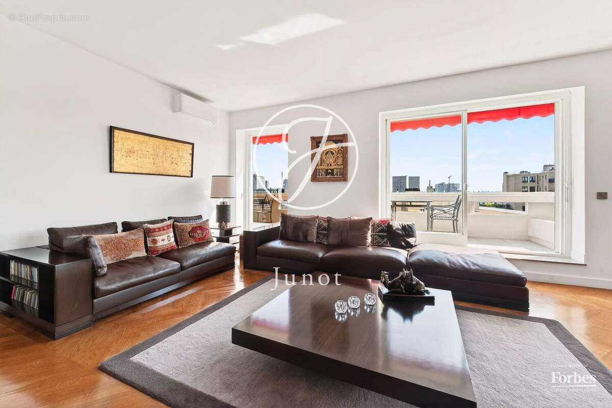 Appartement à PARIS-16E
