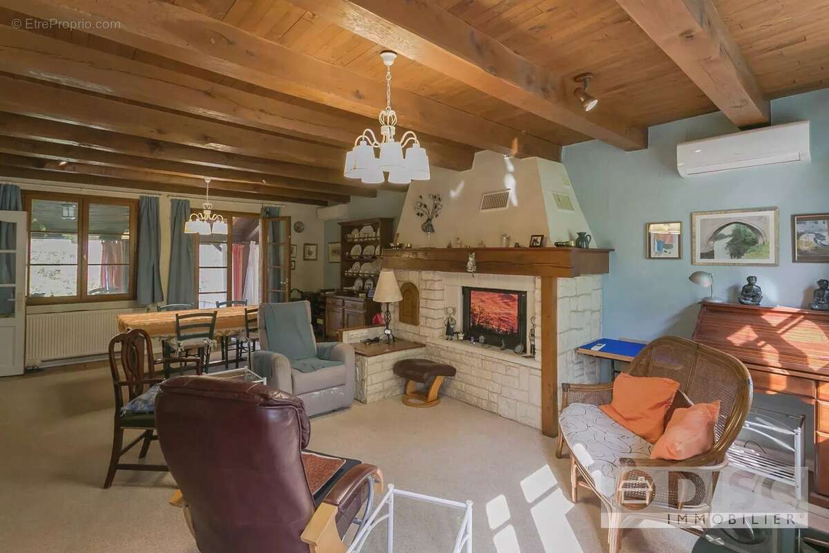 Maison de plain-pied avec grand jardin et garage. - photo 4