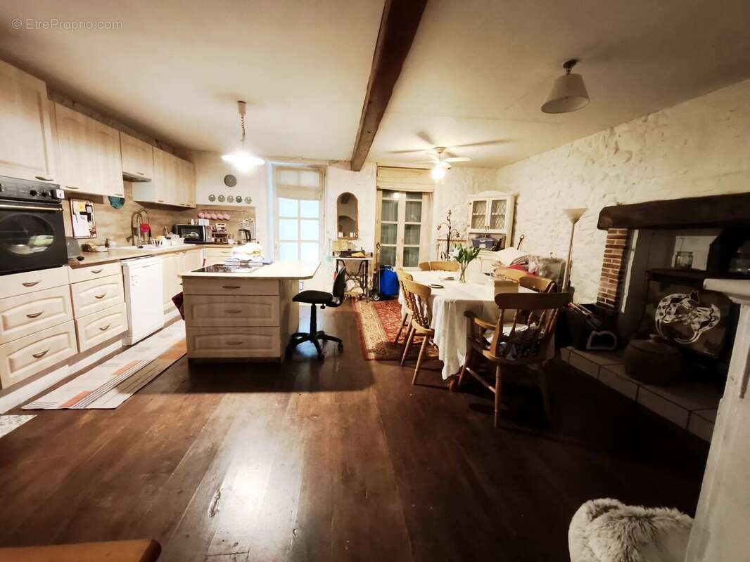 Charmante maison semi-mitoyenne avec granges, verger et plus de 5 000 m² de terrain - photo 6