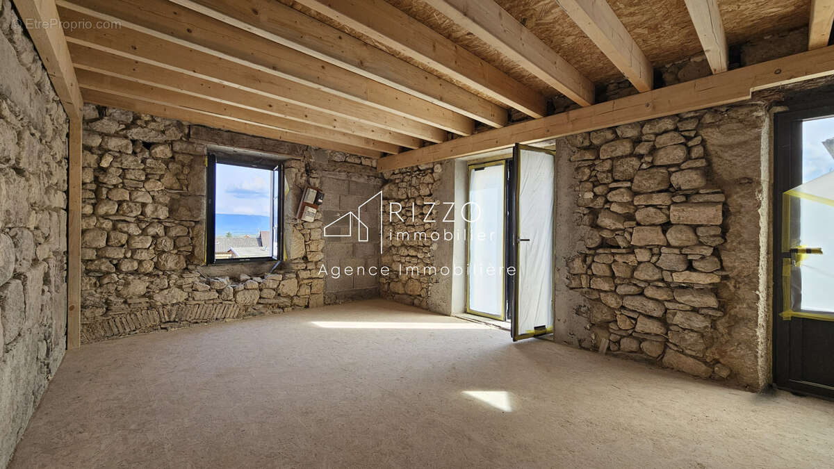 Maison à PERON
