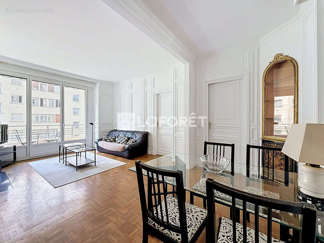Appartement à PARIS-16E
