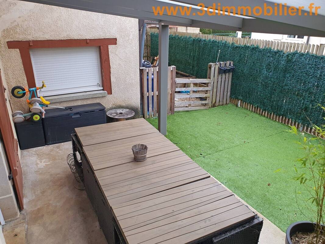 TERRASSE AVEC PERGOLA - Maison à BLETTERANS
