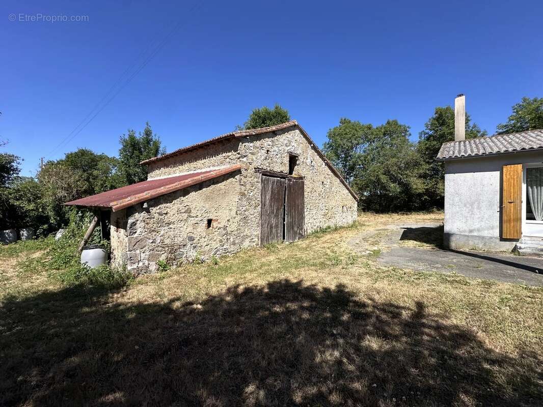 Longère entre Bressuire et La Chapelle-Saint-Laurent, 3 chambres avec granage en pierre - photo 5