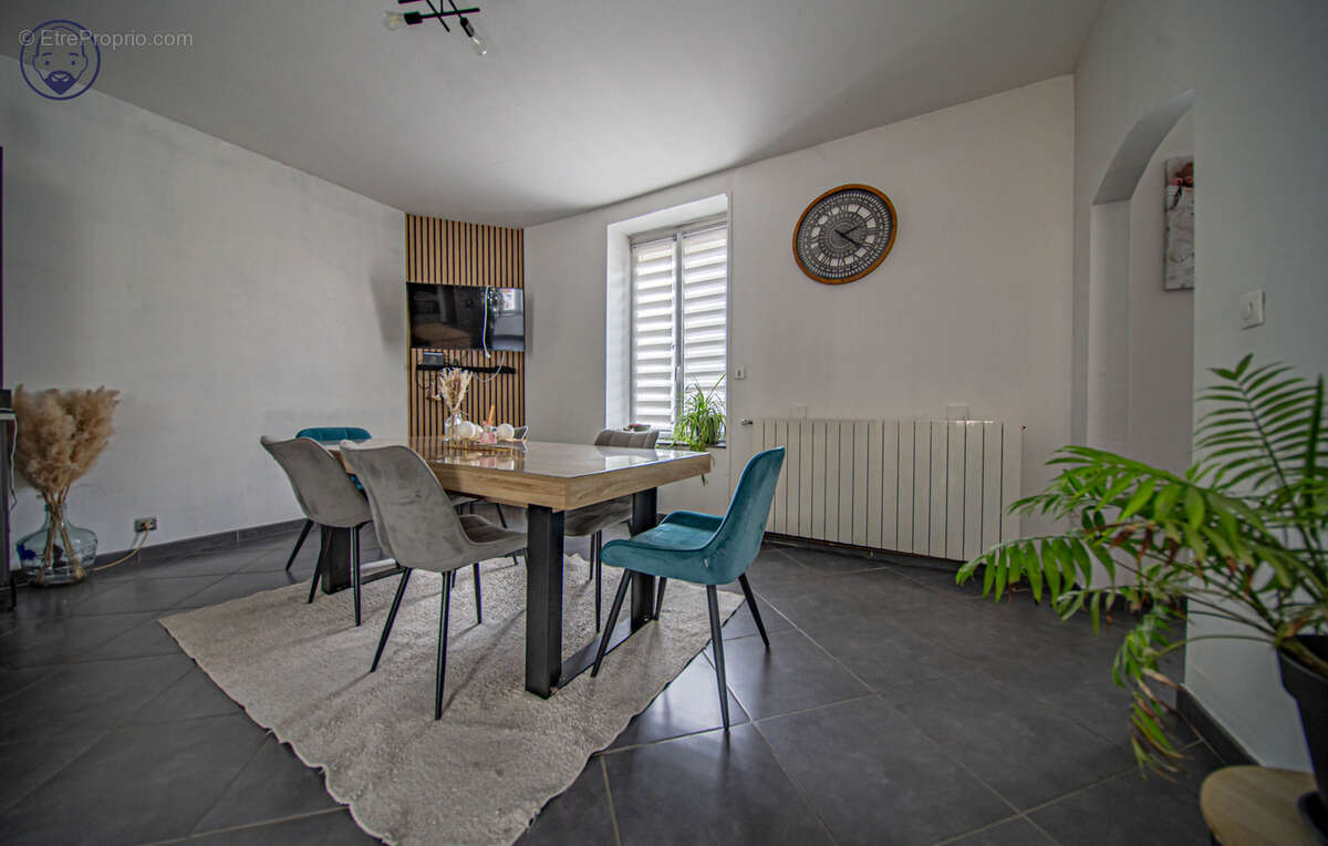 Maison de village avec terrasse et garages - photo 2