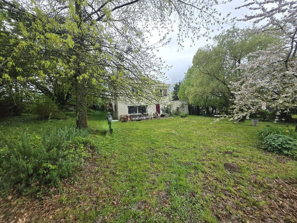Maison familiale de caractère à Chaponost, 244 m2 habitables (304 m2 au sol total) sur terrain clos et arboré - photo 3