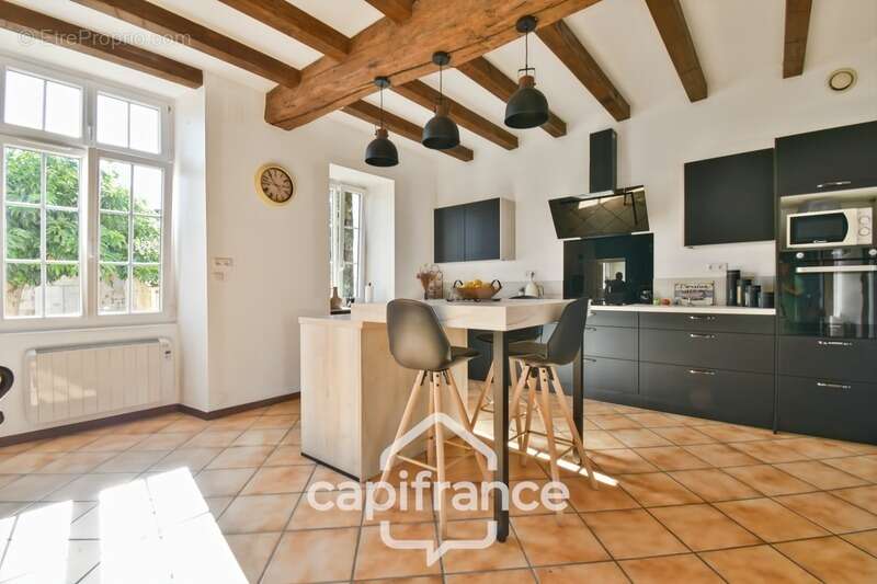 Maison à vendre 10 pièces BIGNAY (17), proche ST JEAN D'ANGELY et ses commerces, avec jardin, piscine et garage - photo 4