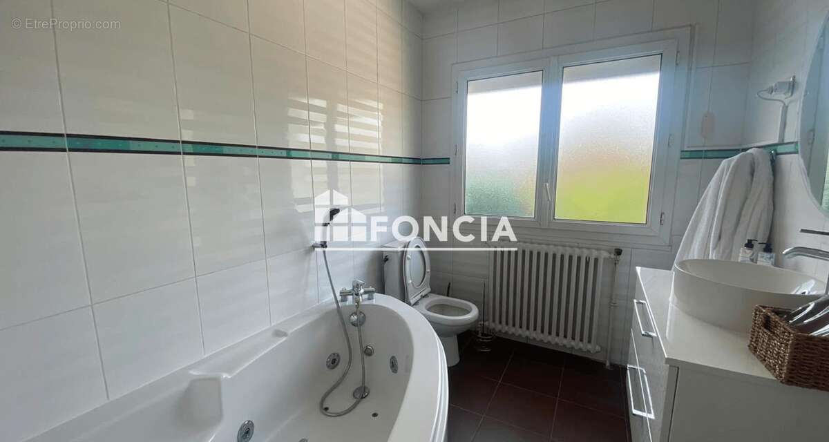 Foncia Le Raincy vous présente cette agréable maison familiale située dans le secteur recherché Benoît Malon - photo 9