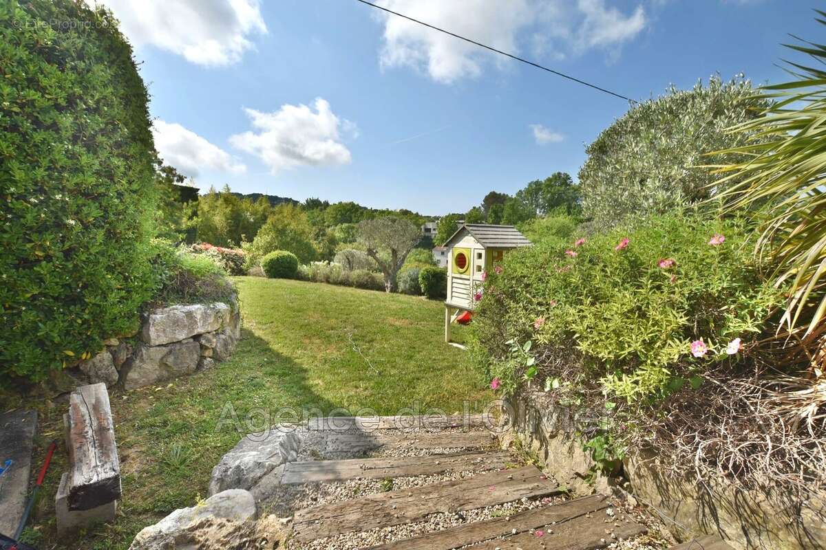 Maison à CHATEAUNEUF-GRASSE
