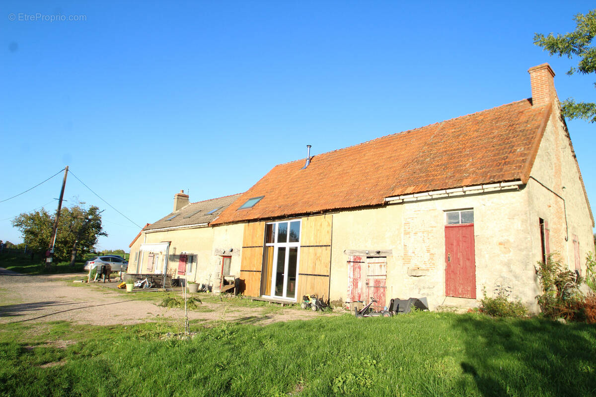 Maison à MONTAIGU-LE-BLIN