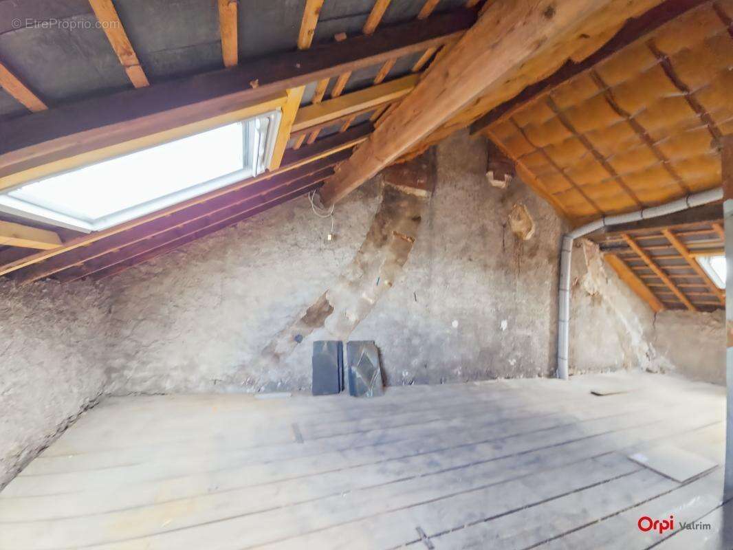  Maison de ville de 4 pièces – Fort potentiel, cour et dépendance  Idéalement située au cœur d'une commune dynamique, découvrez  - photo 11