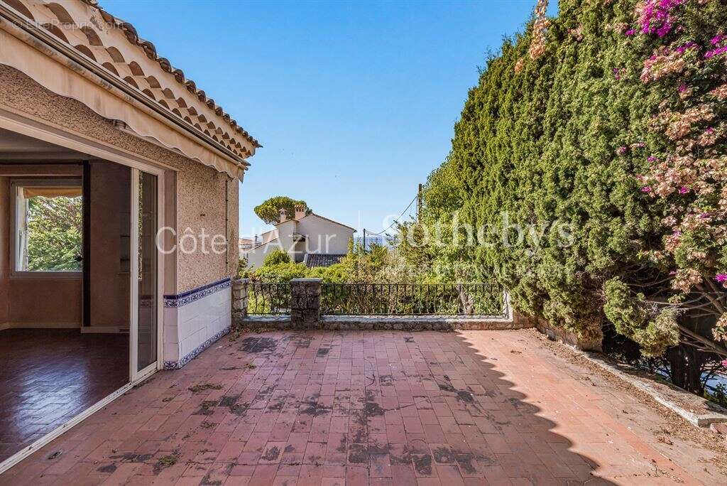 Cannes, Croix des Gardes : Projet de villa contemporaine 370 m² avec piscine et vue mer - photo 9