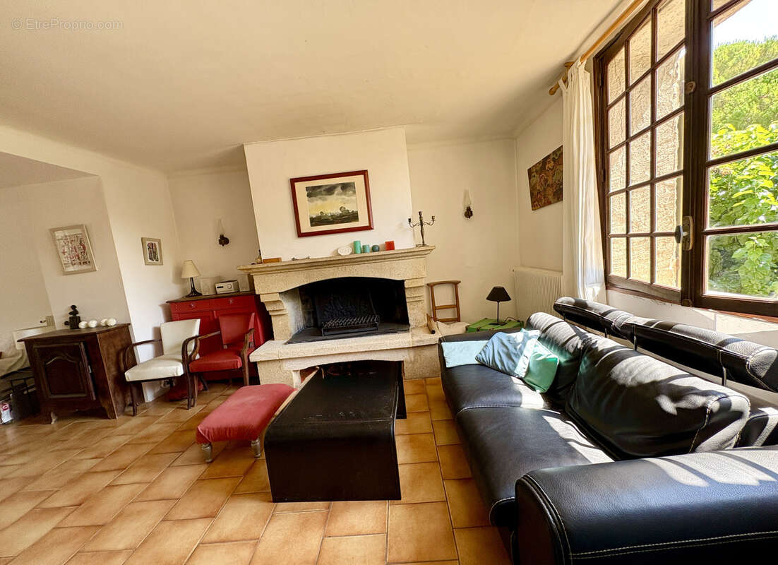 Propriété de caractère d'environ 185m2 sur près de 2 hectares avec piscine, tennis et maison indépendante - photo 7