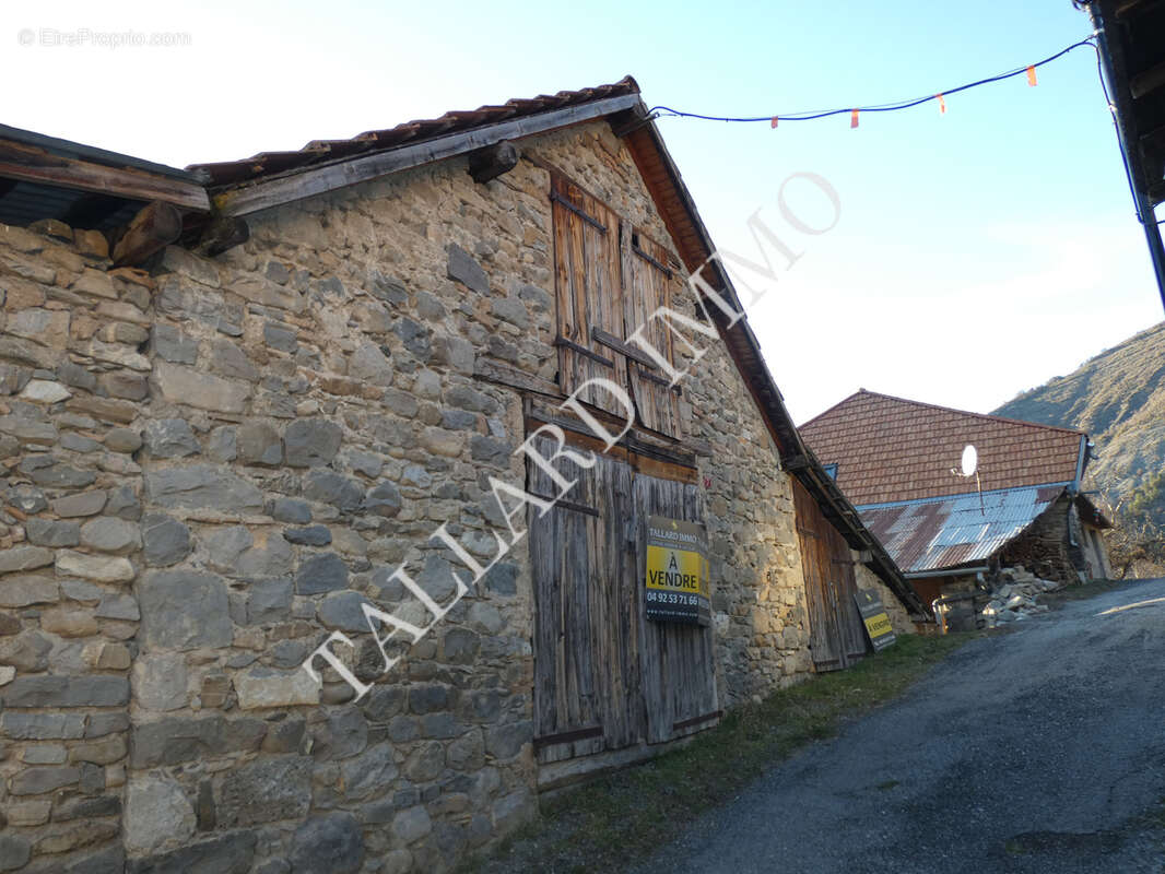 AU CALME !!! Grange en pierres à aménager, avec petit jardin - photo 12