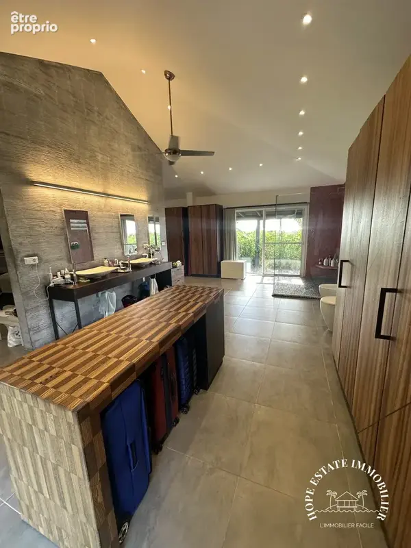MASTER ROOM