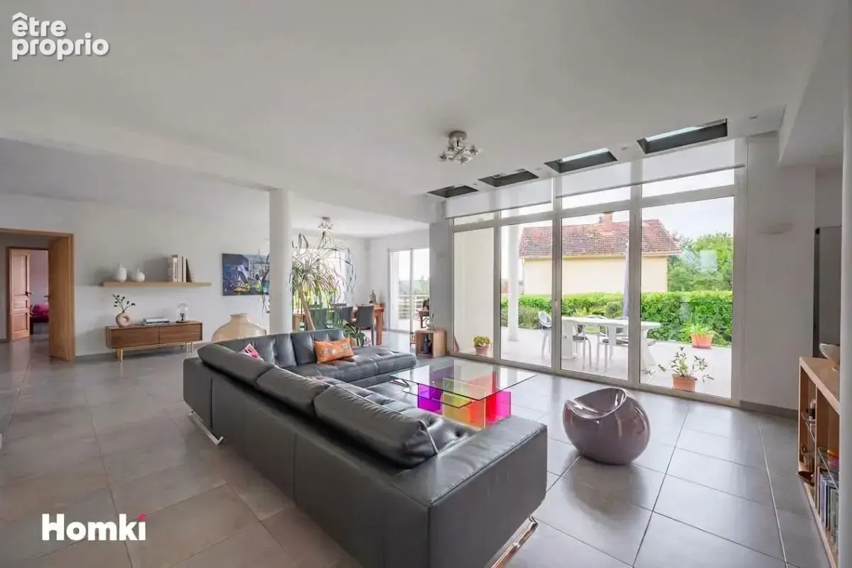 Propriété familiale T11 de 306.89 m² - photo 2