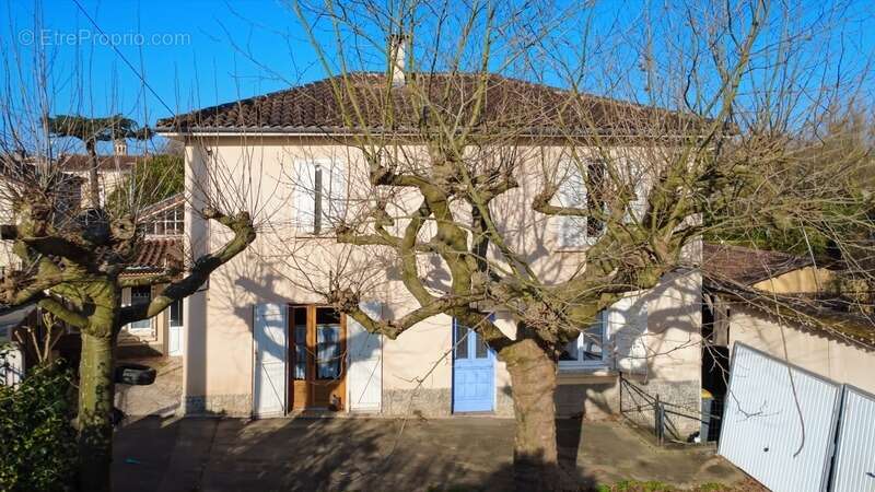 Maison à VIC-FEZENSAC