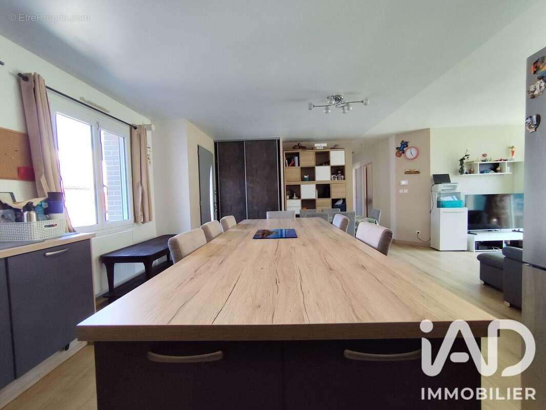 Maison 111 m² à Saint-Jean-De-La-Ruelle  - photo 4