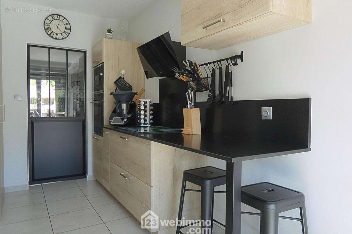 La cuisine indépendant est entièrement équipée... - Appartement à UGINE