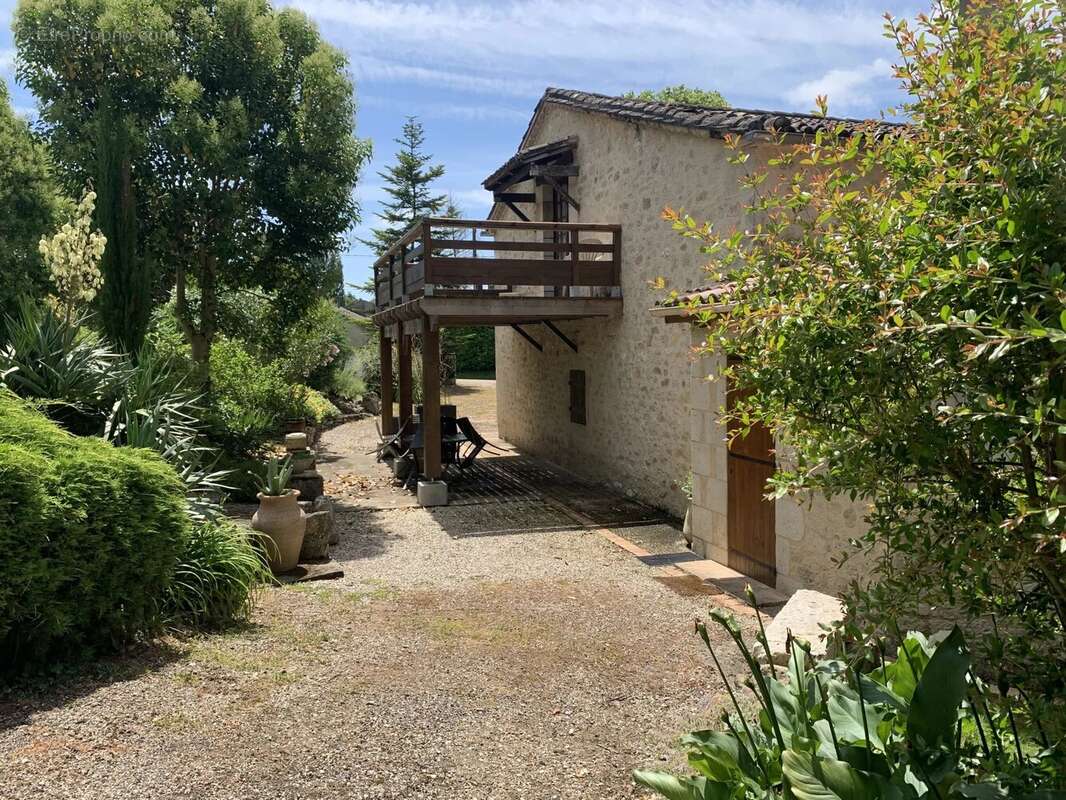 Ensemble en pierre de 3 logements et 2 piscines - photo 17