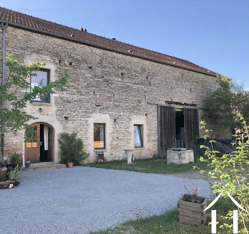 Autre à MONTCEAU-ET-ECHARNANT
