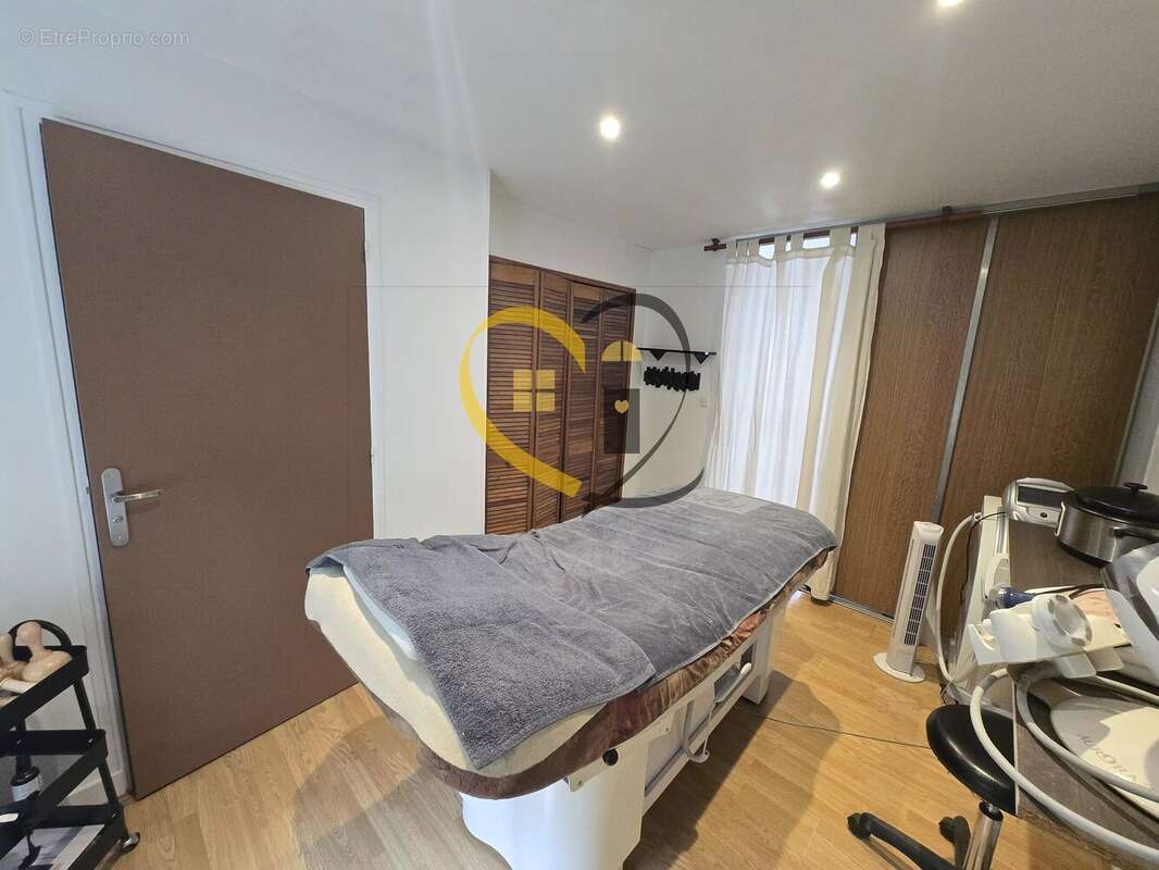 Ensemble immobilier local commercial et appartement à Henrichemont - photo 3