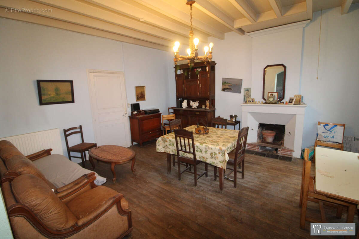 Maison à SAINT-GENIS-DE-SAINTONGE