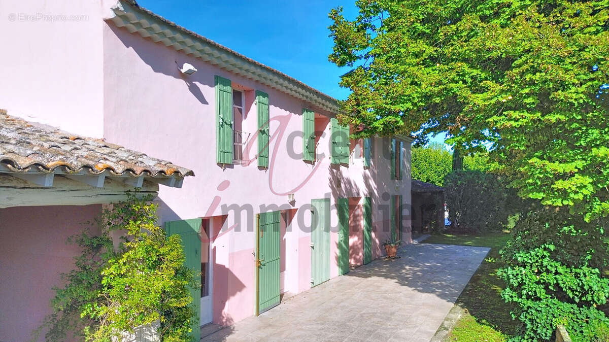 Noves : Mas avec oliviers, piscine et annexes - photo 5