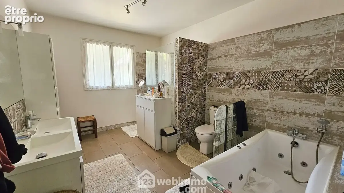 Une spacieuse salle d'eau/salle de bain/WC de 12 m².