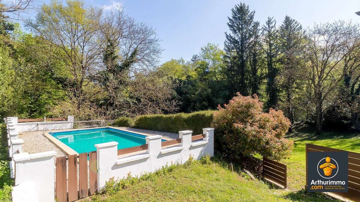Propriété familiale de 170 m² sur terrain arboré de 3 000 m² avec piscine – Saint-Genis-Laval - photo 3