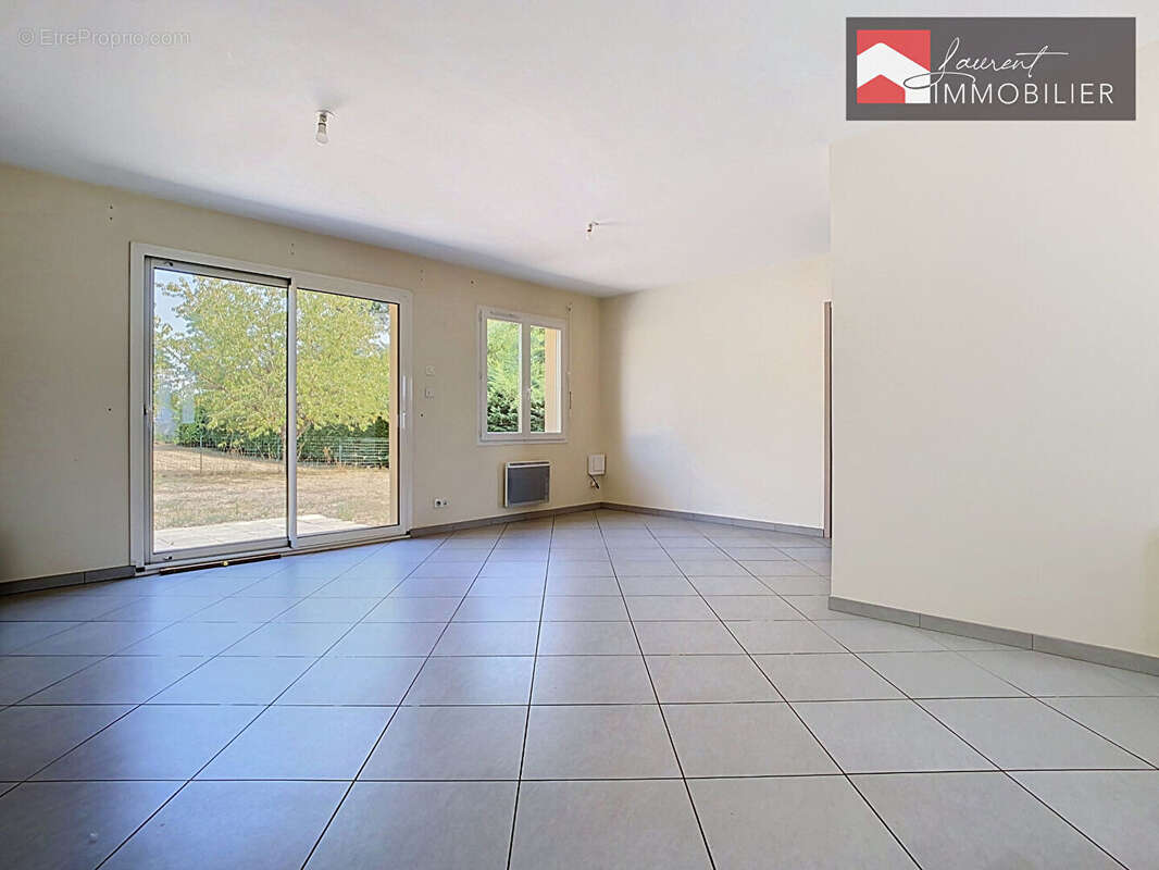 À VENDRE  Jolie villa de plain-pied dans un environnement paisible à Simandre - 190 000 - photo 4