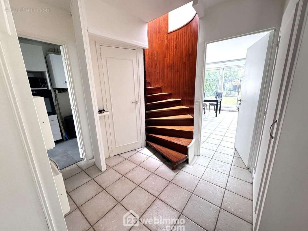 Commençons la visite par l'entrée avec placard