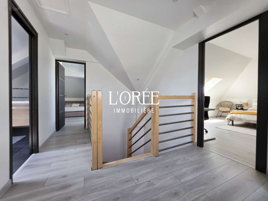 Immeuble mixte - 297 m2 - habitation + local commercial + garage double - photo 11