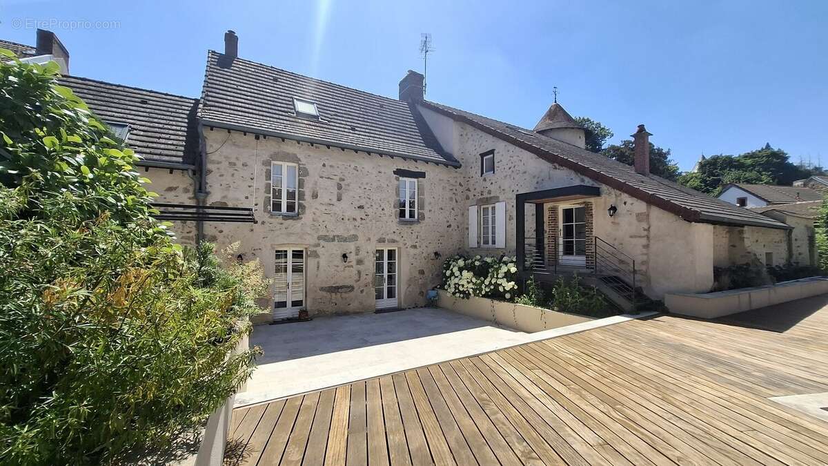 A vendre à Busset, très belle propriété de 11 pièces avec piscine et grange. - photo 4